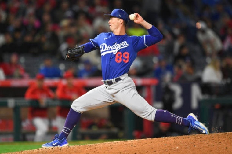 Ben Harris in his pitching delivery for the Dodgers